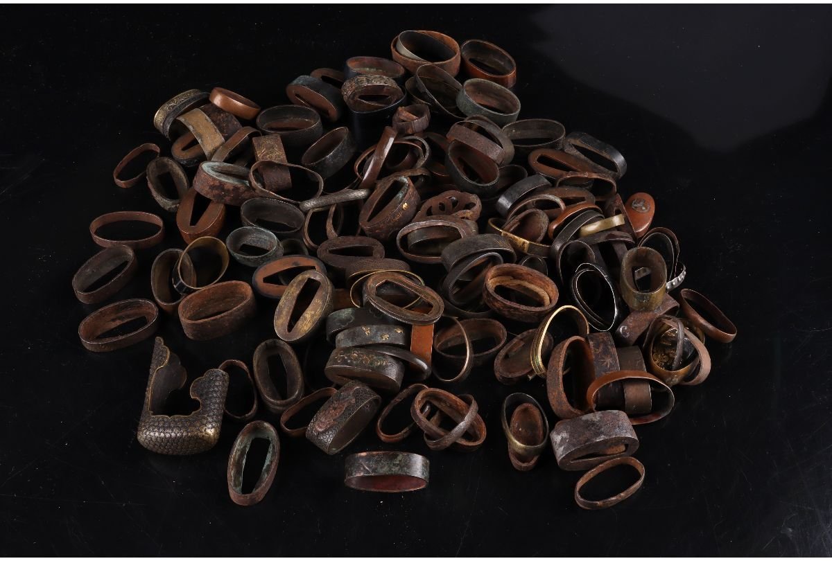 [URA]刀剣美術/縁・縁頭山まとめて/1265g/9-1-156(検)骨董/日本刀/武具/刀装具/外装/拵え/甲冑/鐔/鍔/小柄