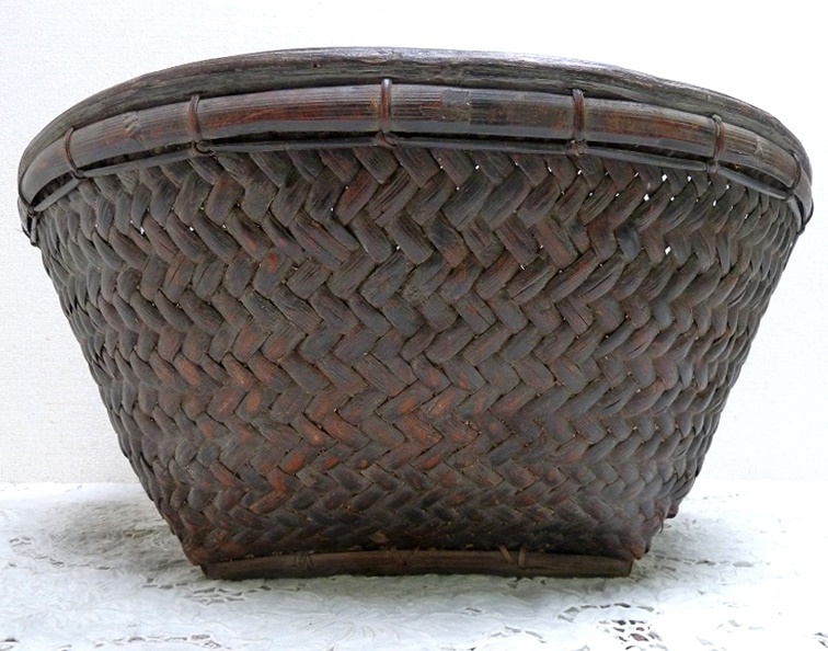 ☆BM)しっかりした大きな竹籠 旧家蔵出し品 直径54.5×高さ24㎝ 木製 笊
