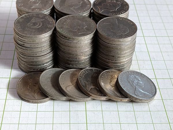 香港 | 5ドル 中国 香港、回収進むエリザベス女王の肖像入り硬貨＝消え