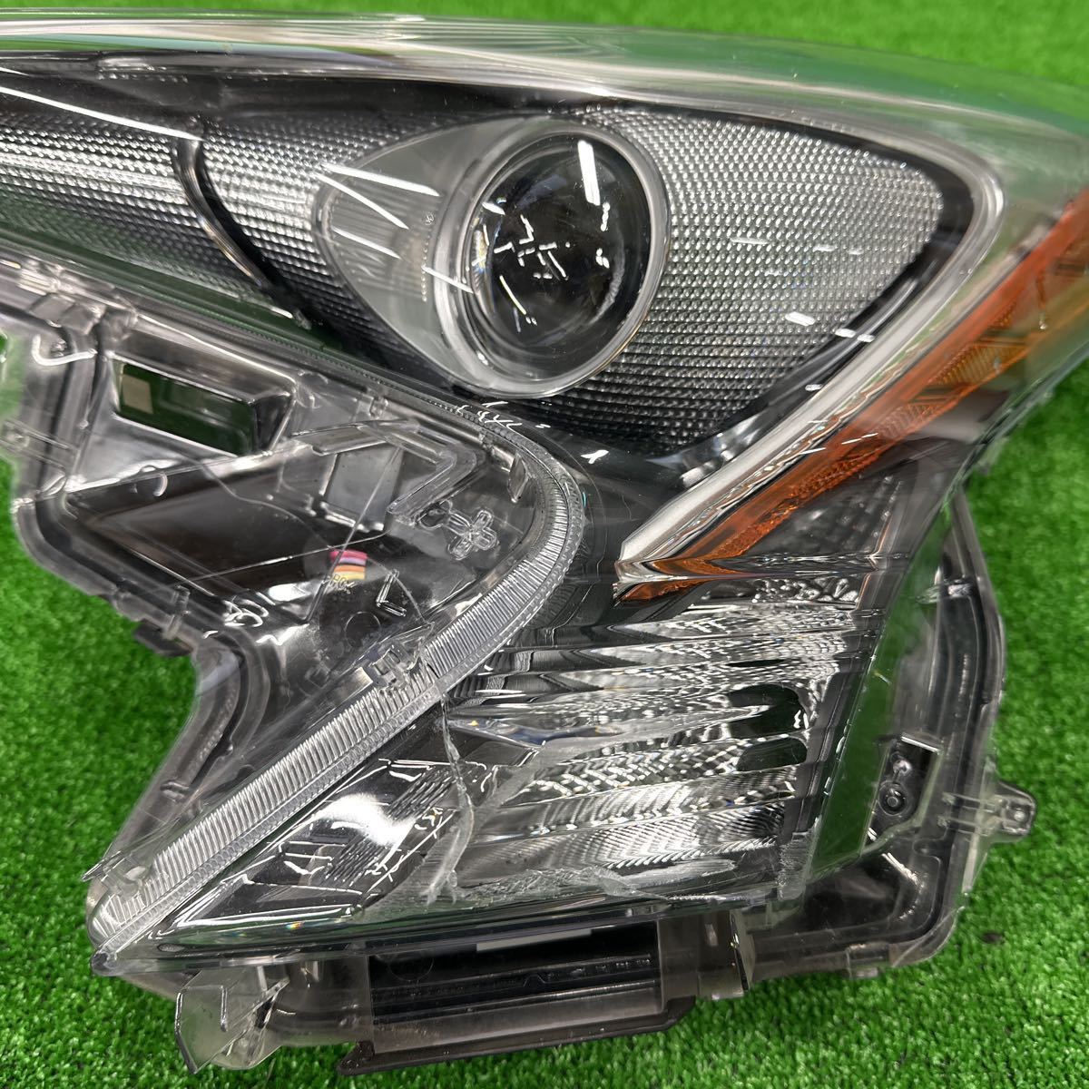 64、トヨタ プリウス ZVW50 ZVW51 ZVW55 前期 純正 LED ヘッドライト