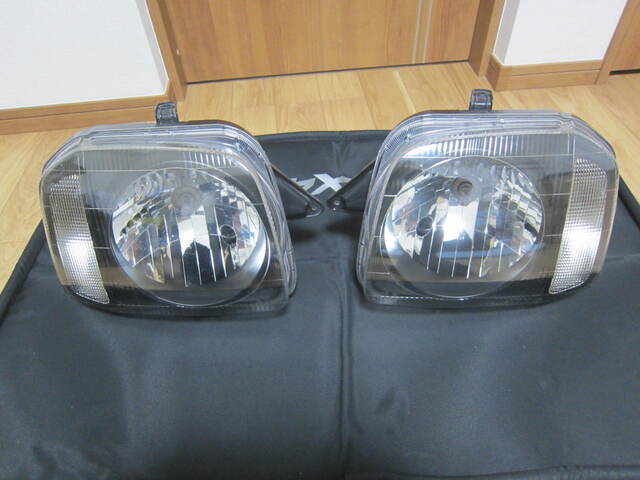 スズキ　ジムニー　ＪＢ23Ｗ　左右ヘッドライトセット　レベライザーあり　中古