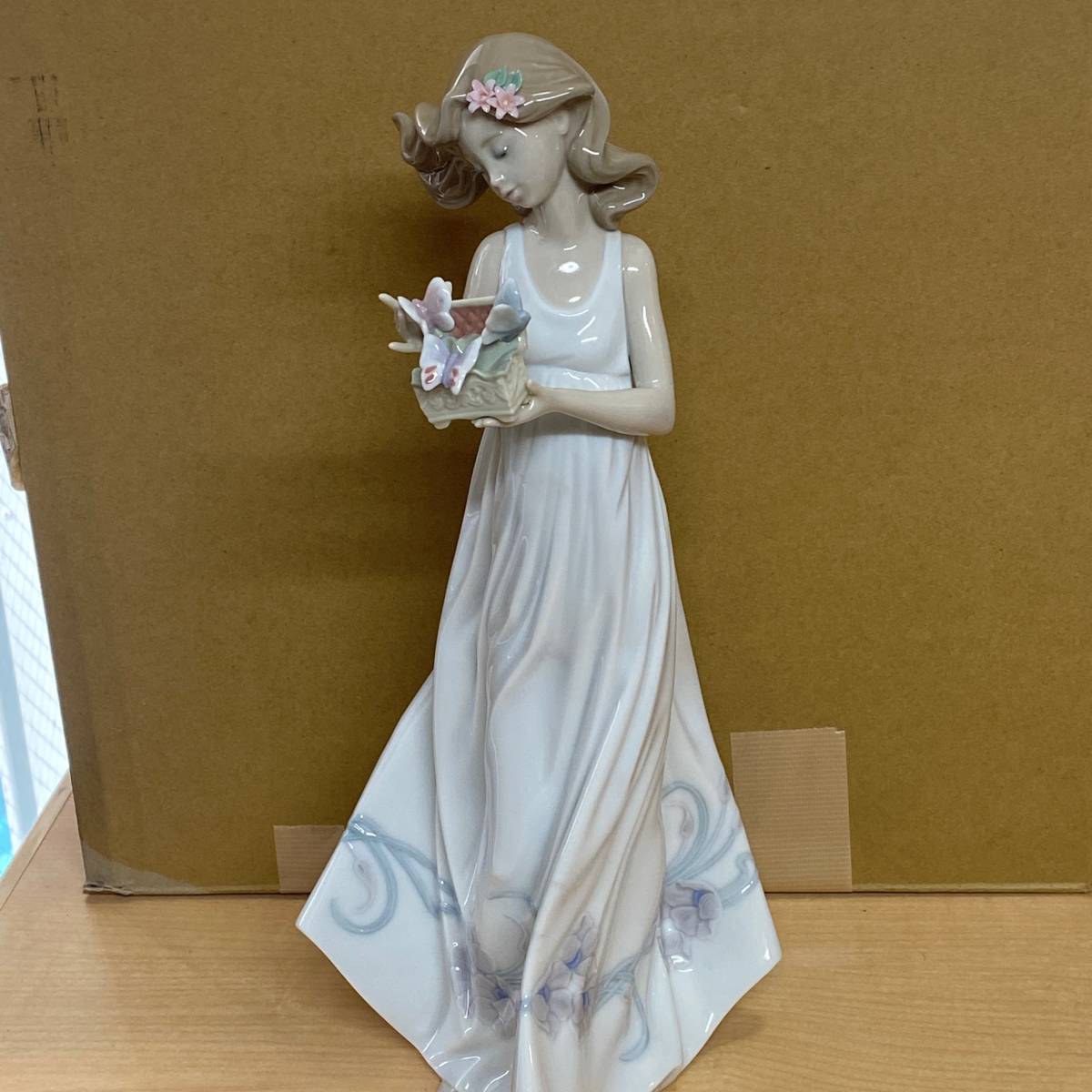送料無料 LLADRO リヤドロ 6777 私の宝物 女性 フィギュリン 保管品