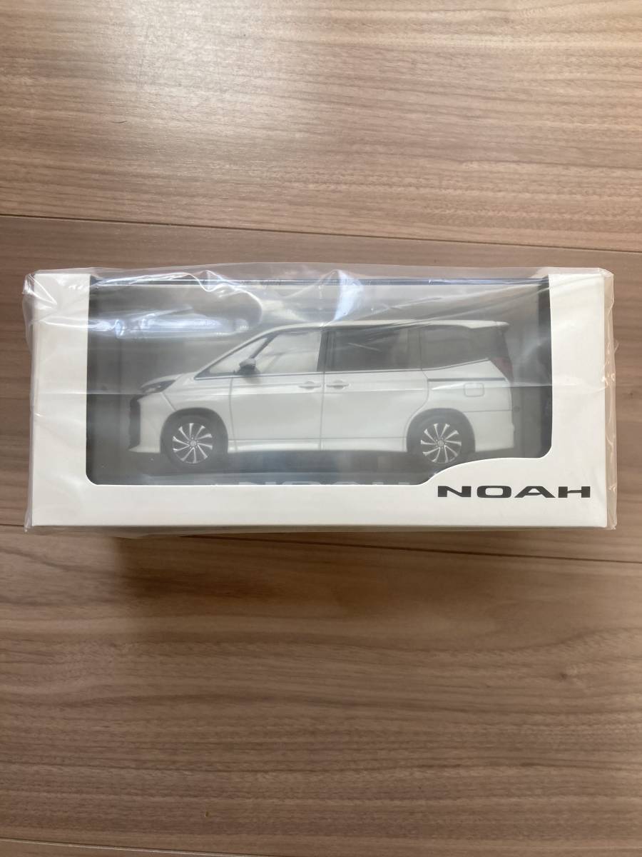送料無料 1/30 トヨタ 新型ノア カラーサンプルミニカー ホワイト