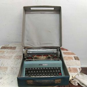 タイプライター オリベッティのYahoo!オークション(旧ヤフオク!)の相場