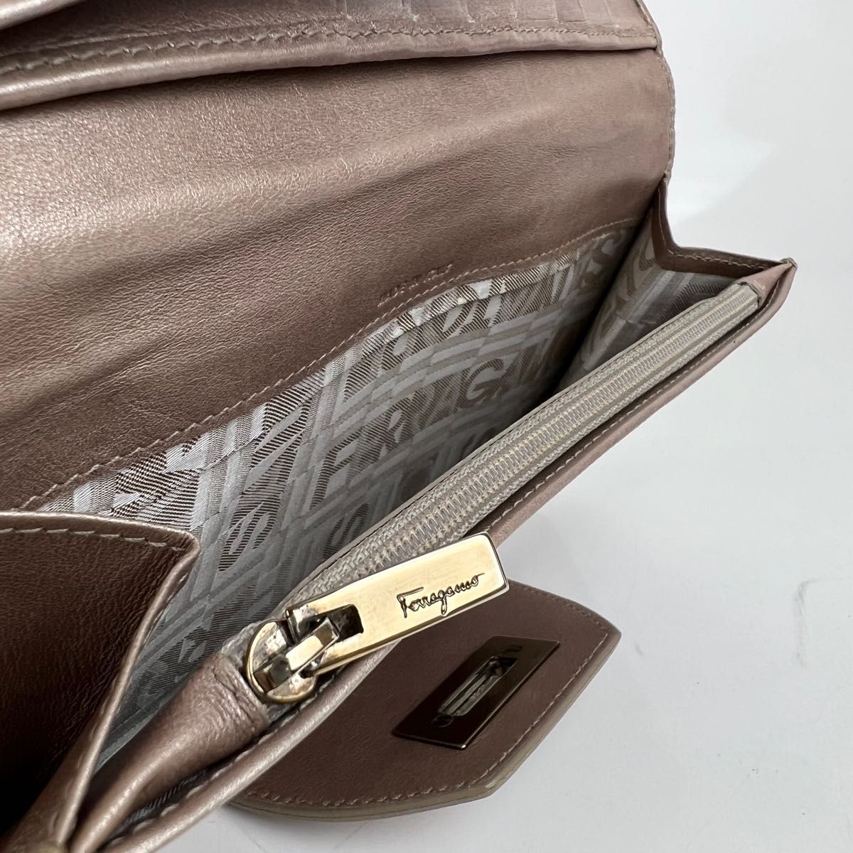 Salvatore Ferragamo サルヴァトーレフェラガモ 長財布 レザー 【公式 