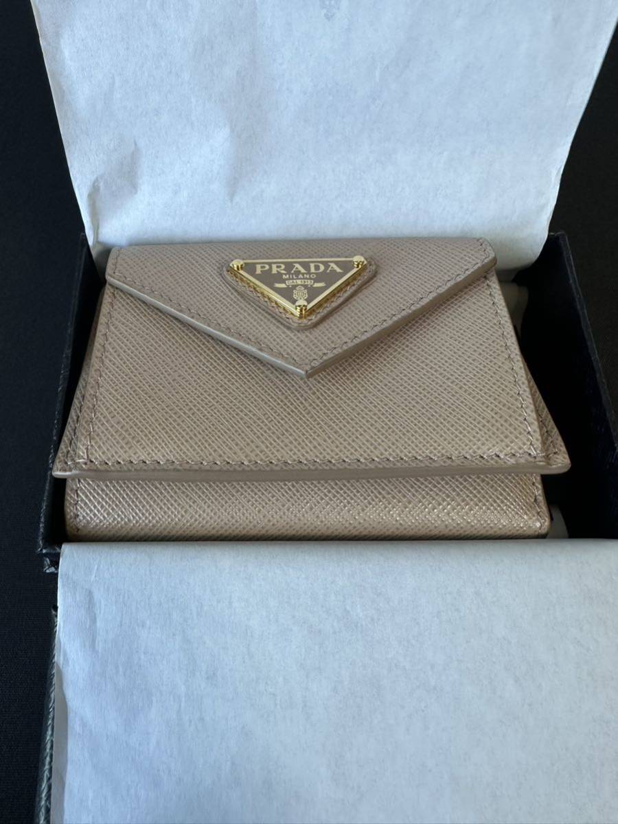 PRADA 三つ折り財布 トリアンロゴ