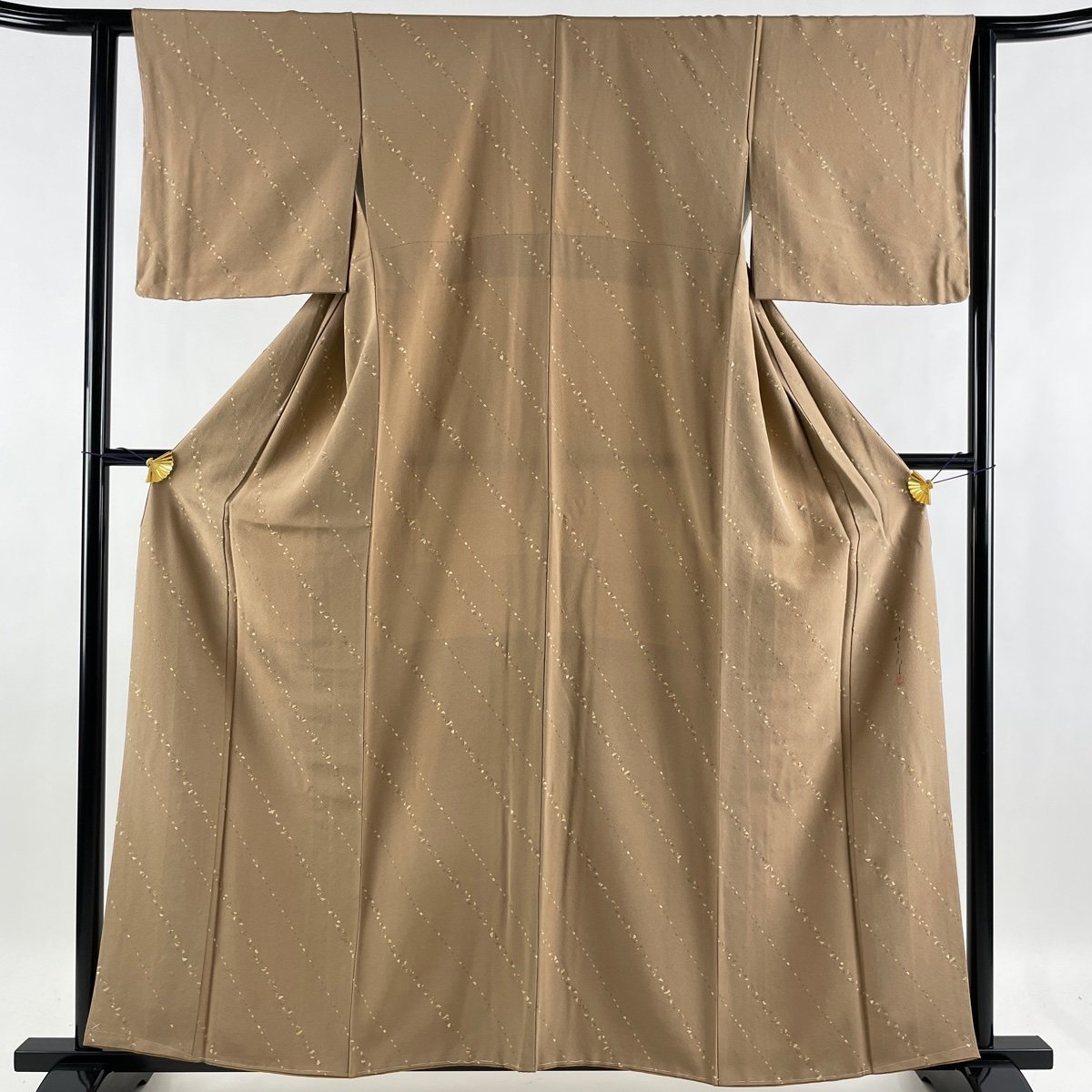 小紋 美品 名品 川村久太郎 落款 斜縞 幾何学模様 刺繍 薄茶色 袷 身丈159cm 裄丈62cm S 正絹 【中古】