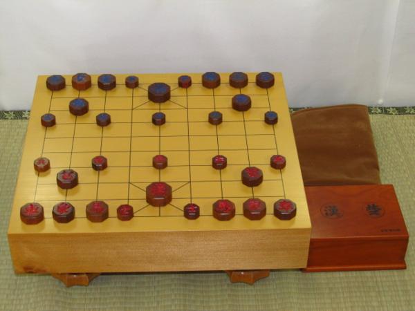 △希少/朝鮮将棋（チャンギ）の脚付き盤と駒△未使用品