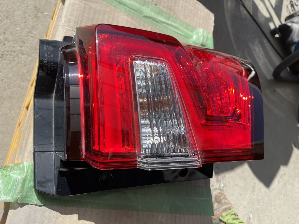 デリカd5右 テールランプ