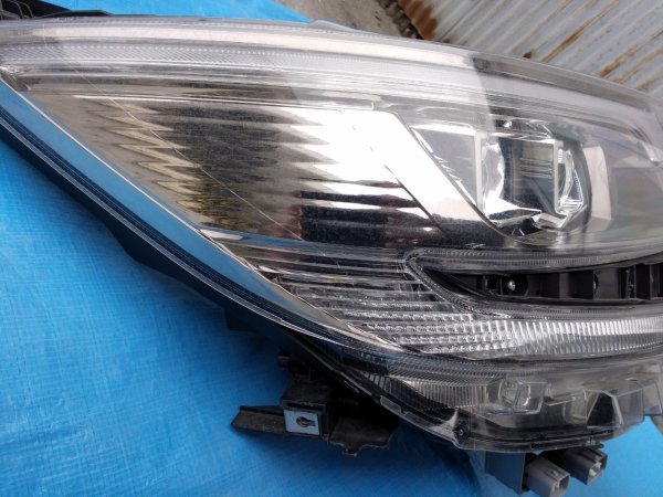 トヨタ エスクァイア 右ヘッドランプユニット ライト 照明 DBA-ZRR80G