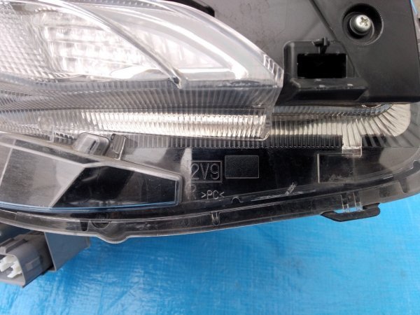 トヨタ エスクァイア 右ヘッドランプユニット ライト 照明 DBA-ZRR80G