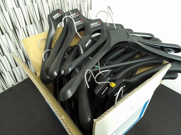 レア DUCATI ドゥカティ ロゴ入り プラスチック製 ハンガー 18本