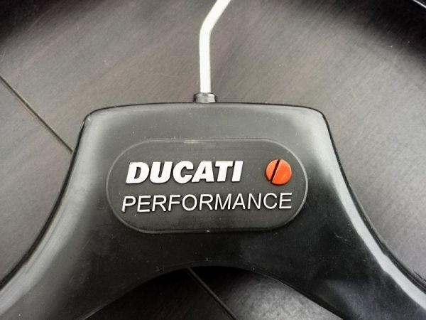 レア DUCATI ドゥカティ ロゴ入り プラスチック製 ハンガー 18本