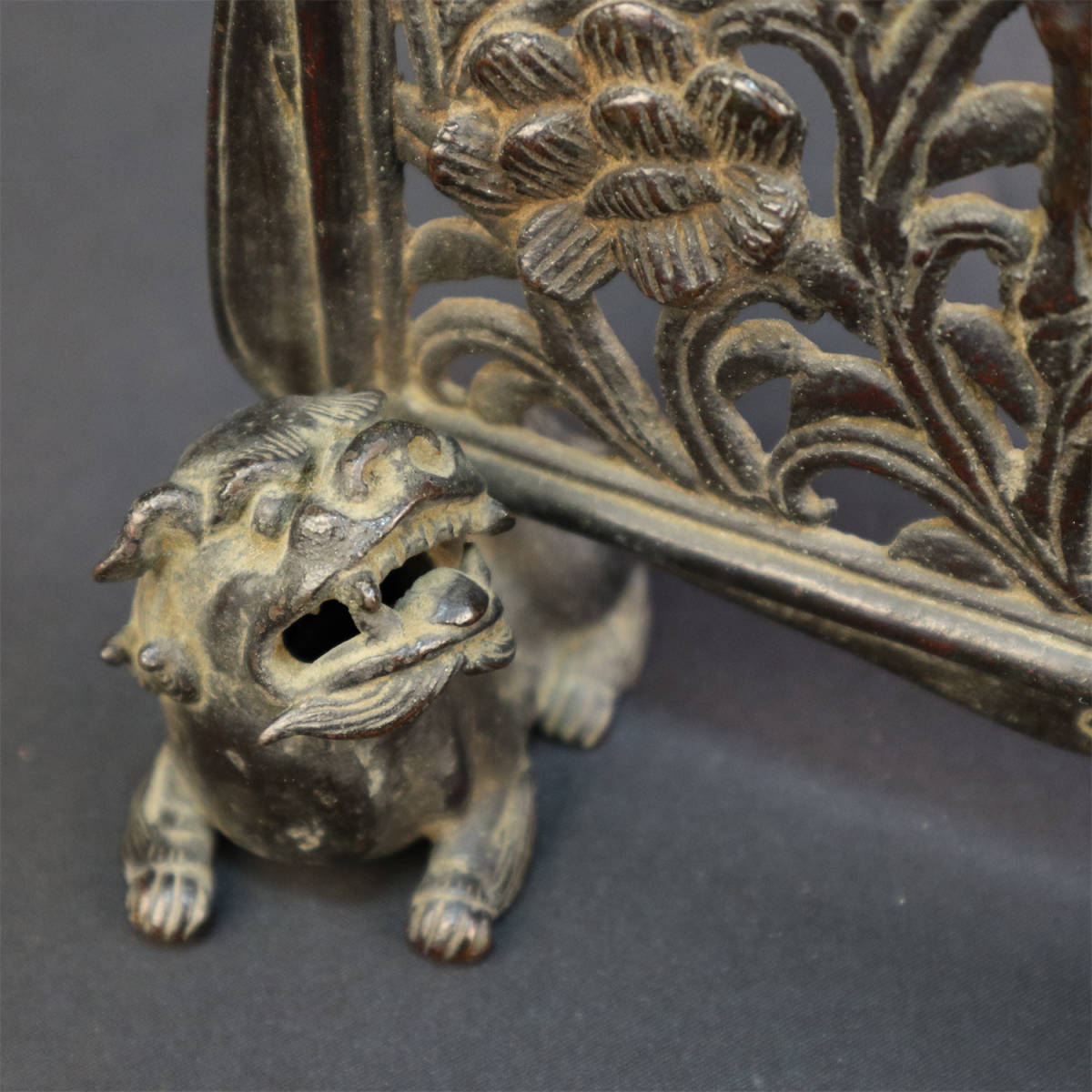 唐物 古美術 中国骨董品 うぶだし品 文房用品 鉄製 鋳物 硯屏 獅子 美