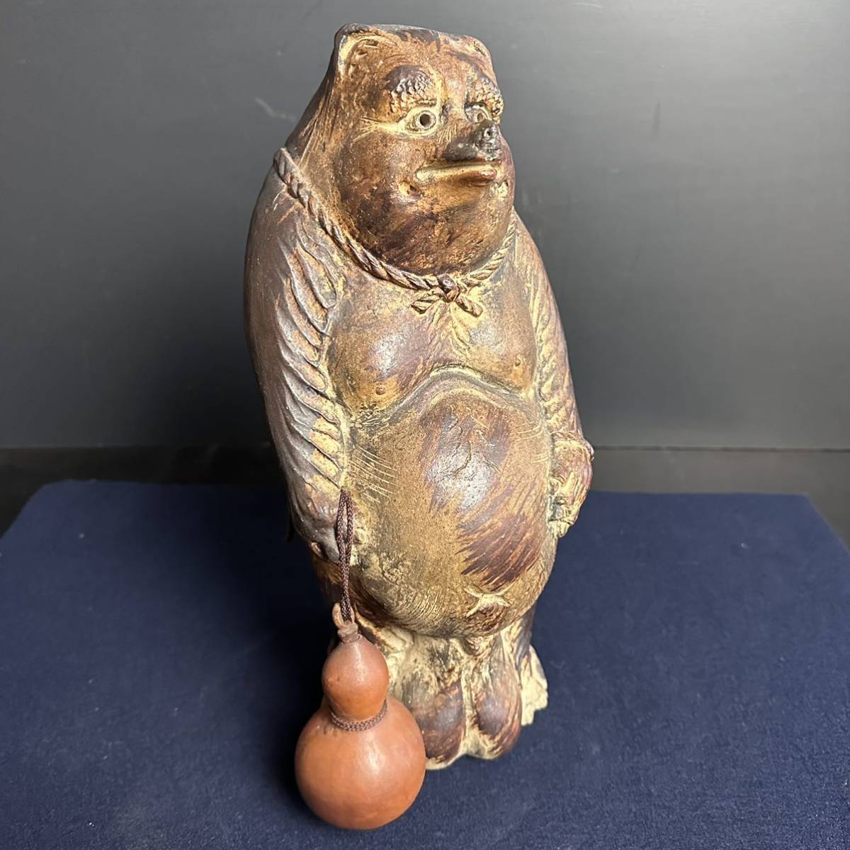 ER614] 古い信楽焼 狸 たぬき 置物 徳利に通い帳 高さ約34cm 招福開運