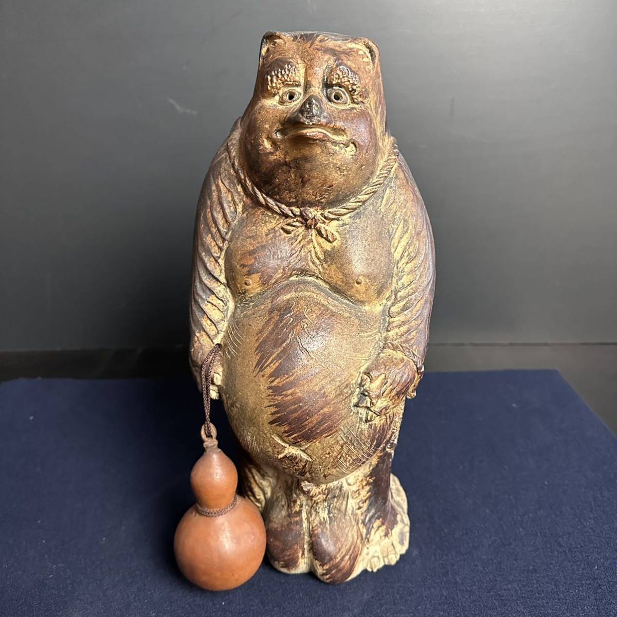 ER614] 古い信楽焼 狸 たぬき 置物 徳利に通い帳 高さ約34cm 招福開運