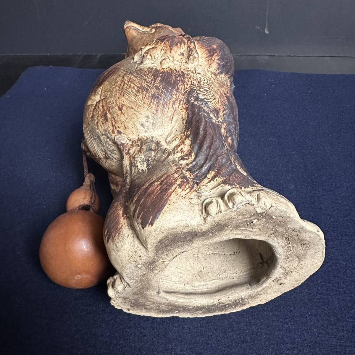 ER614] 古い信楽焼 狸 たぬき 置物 徳利に通い帳 高さ約34cm 招福開運