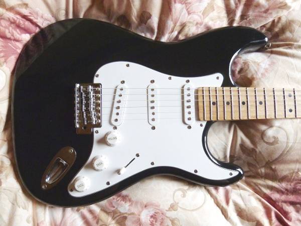 エレキギター ストラスキャスター 黒 メーカーのロゴは消してありました。 ブラッキー ストラトキャスター Fender フェンダー ミニギター