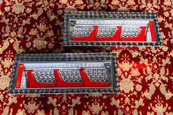 上部ウロコ○新品⇒小糸 コイト KOITO 3連テールランプ ステンレス