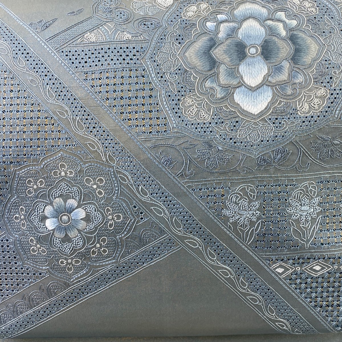 袋帯 美品 秀品 華文 草花 刺繍 箔 青灰色 お太鼓柄 正絹 【中古