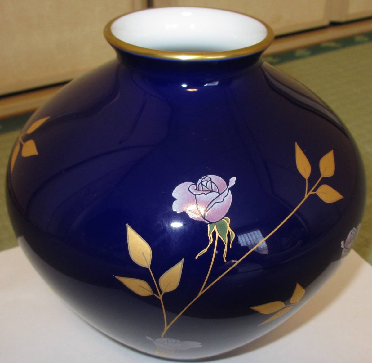 ●●●　　香蘭社　薔薇　花瓶　有田焼　佐賀　　●●●