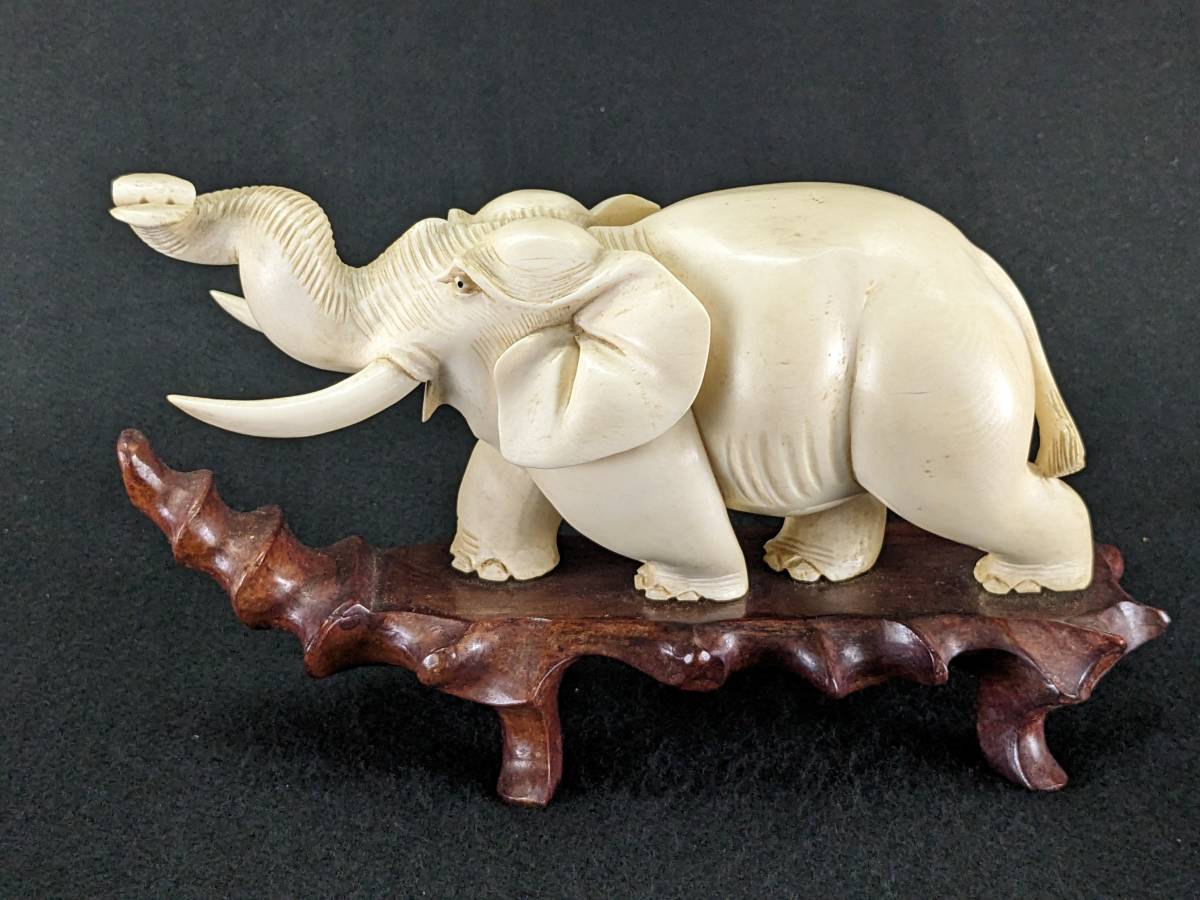牙彫刻 芯彫り 象牙風 マンモス像 細密彫刻 白材芯料 重量約1.195kg