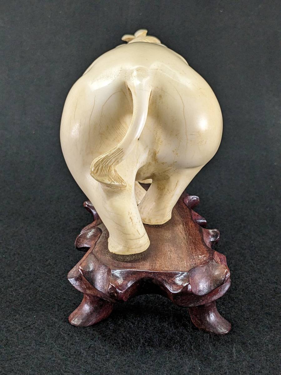 牙彫刻 芯彫り 象牙風 マンモス像 細密彫刻 白材芯料 重量約1.195kg