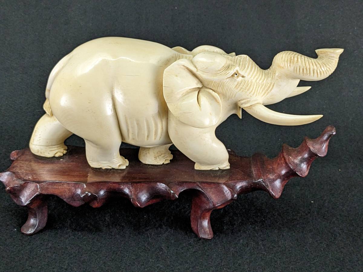 牙彫刻 芯彫り 象牙風 マンモス像 細密彫刻 白材芯料 重量約1.195kg