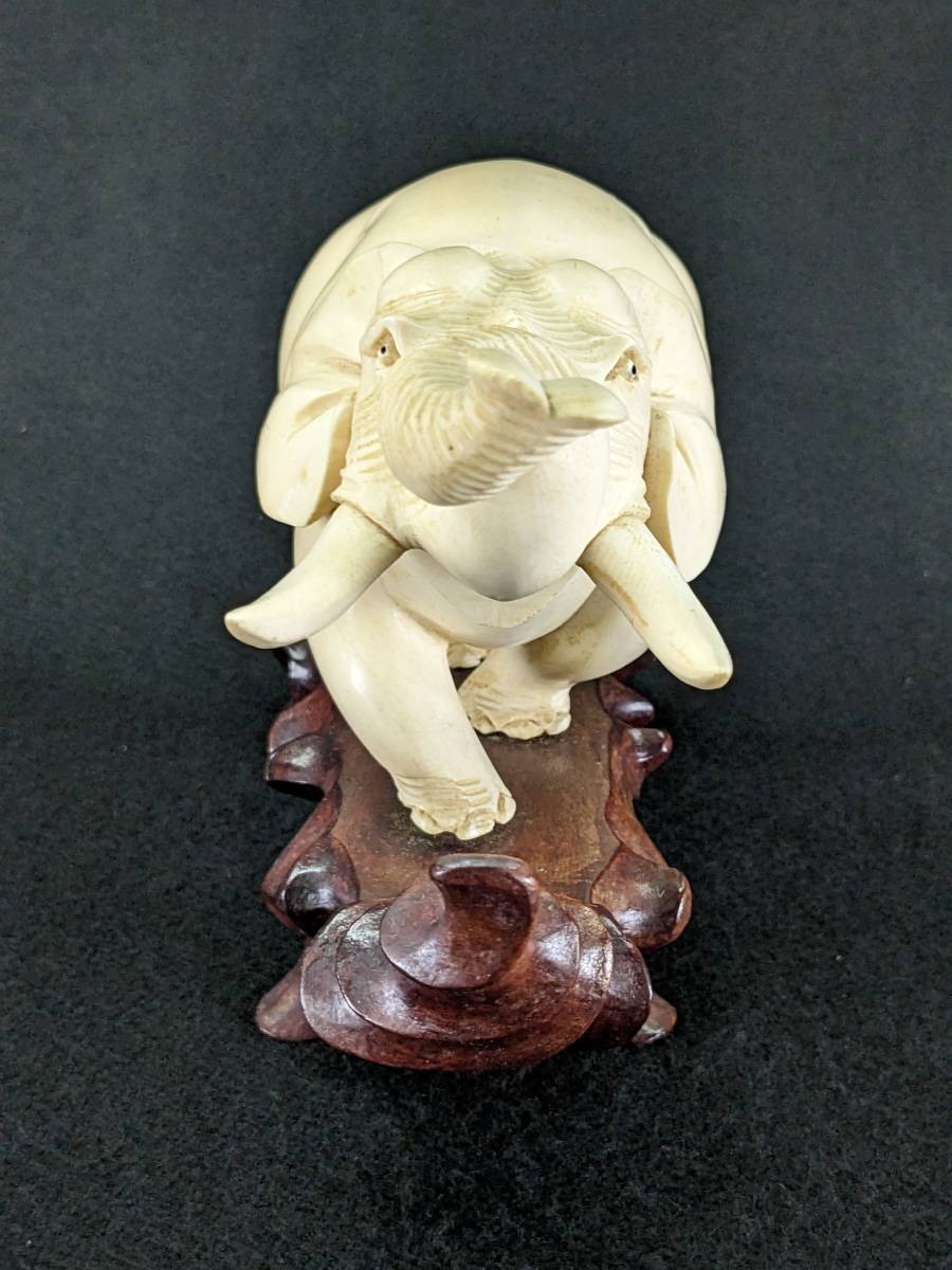 牙彫刻 芯彫り 象牙風 マンモス像 細密彫刻 白材芯料 重量約1.195kg