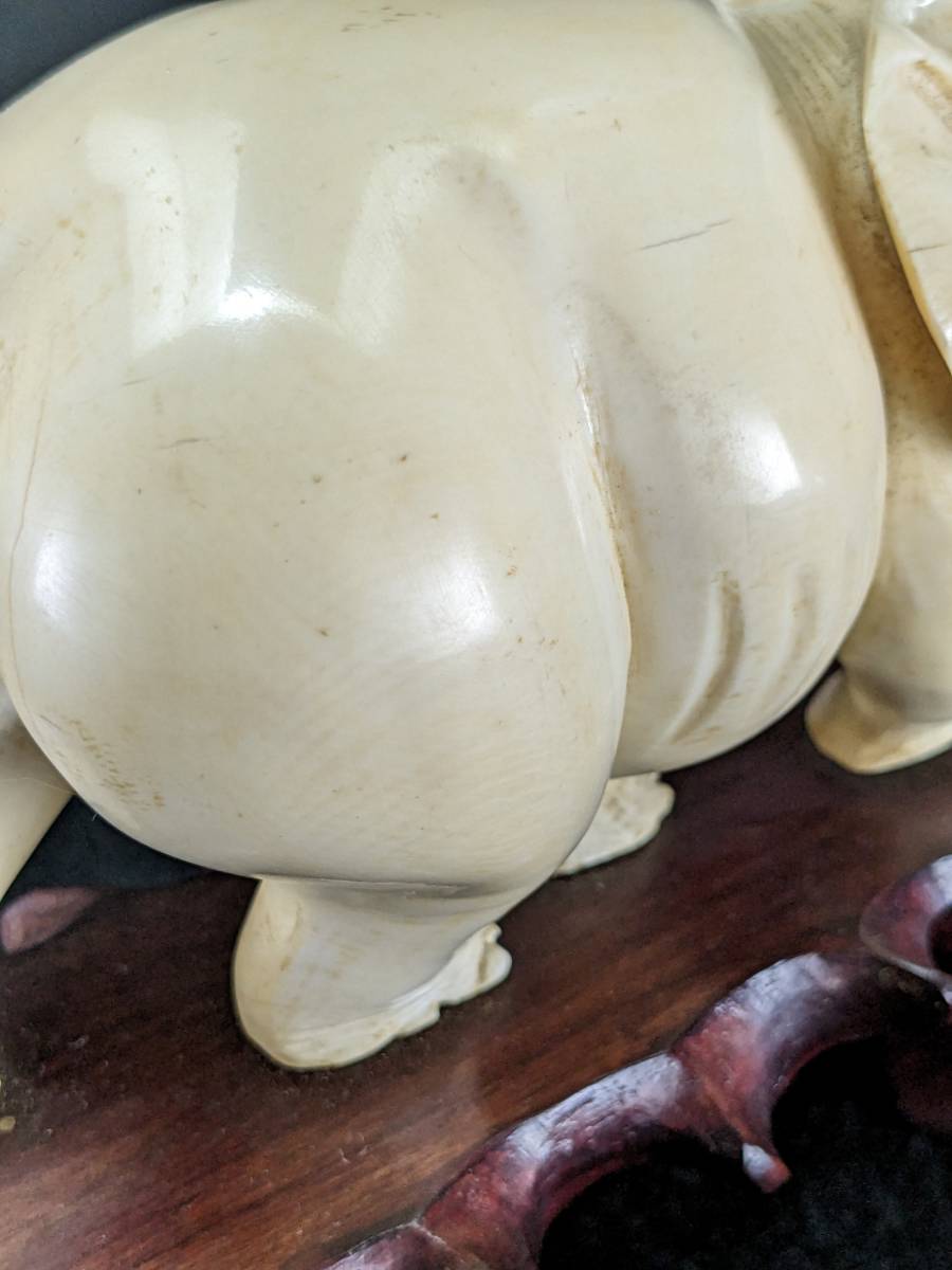 牙彫刻 芯彫り 象牙風 マンモス像 細密彫刻 白材芯料 重量約1.195kg