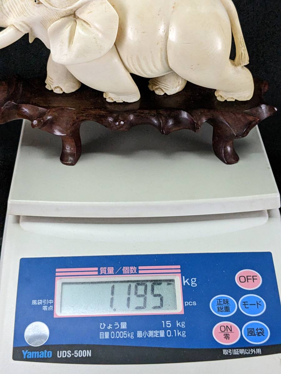 牙彫刻 芯彫り 象牙風 マンモス像 細密彫刻 白材芯料 重量約1.195kg