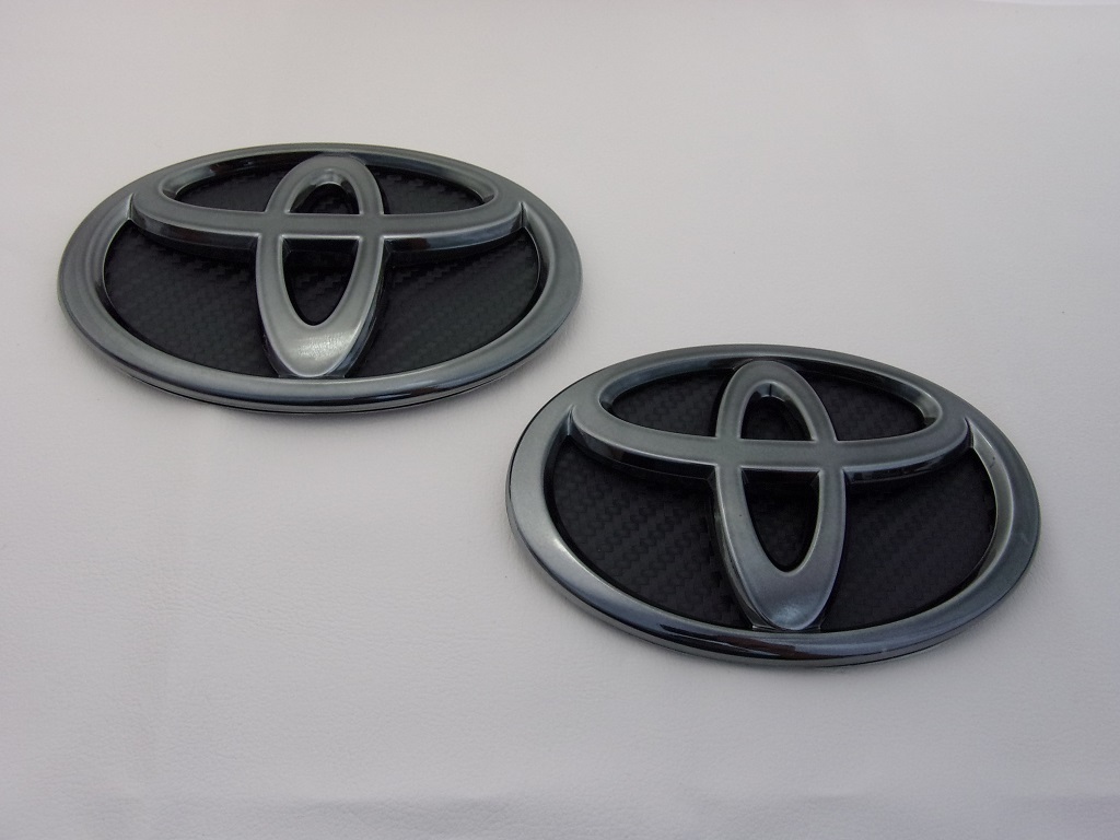 ■トヨタ 90系 ノア (NOAH) プラチナ ブラック エンブレム：フロント＆リア２点セット(ブラックカーボン柄シート付き)
