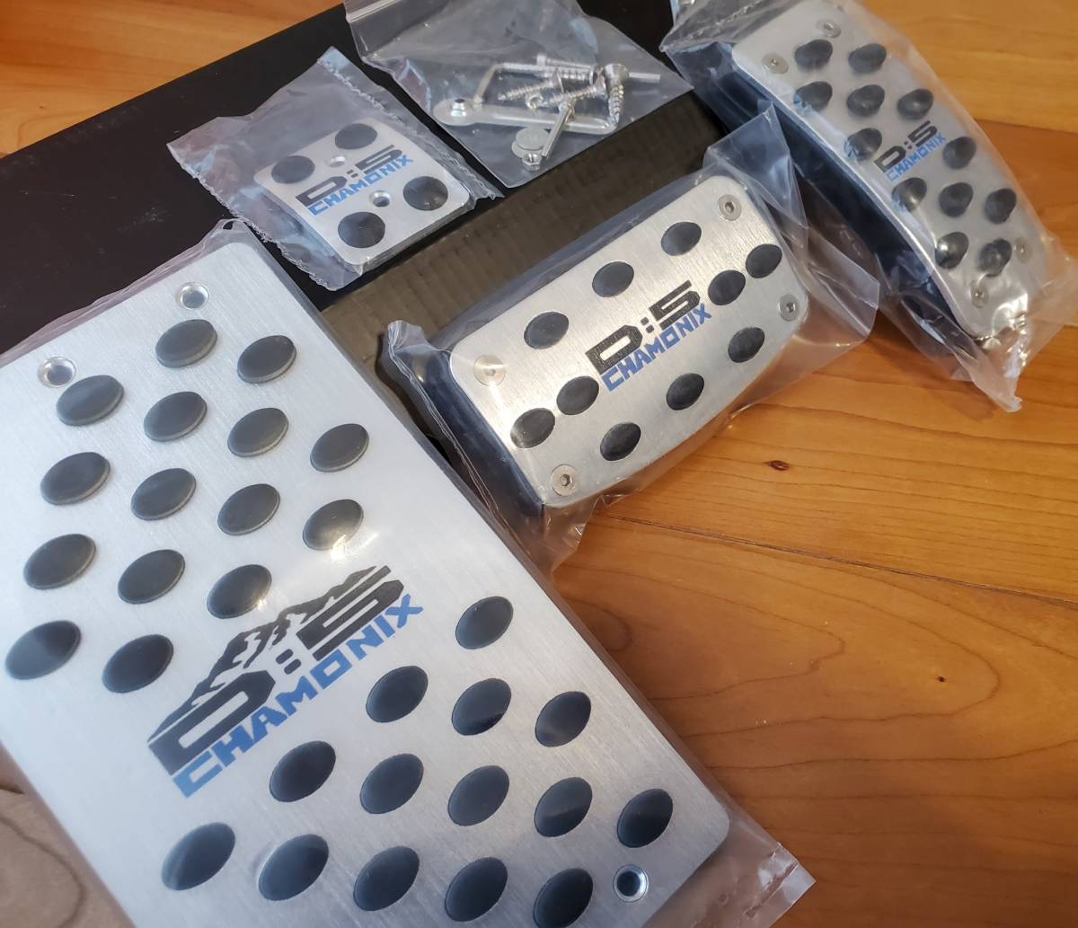 ネジ不要タイプ☆彡三菱MITSUBISHI デリカD:5シャモニー DELICAD:5 Shamonix 汎用アルミペダル