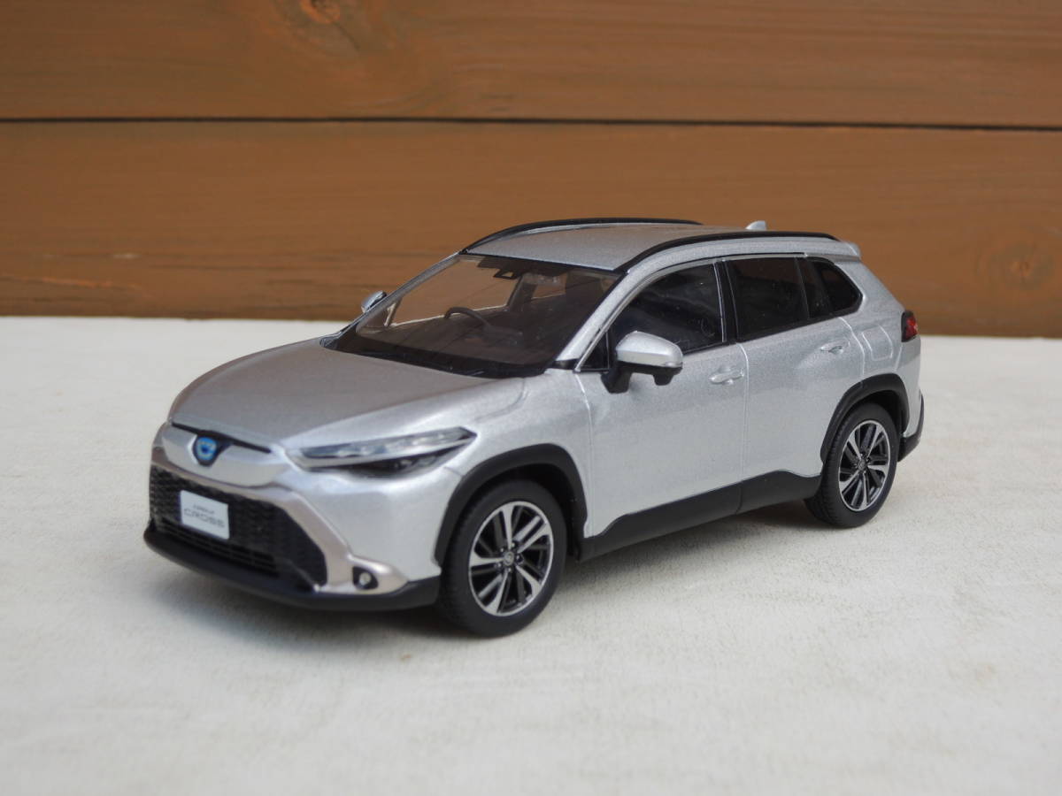  ミニカー カローラクロス シルバーメタリック 1/30 15cm程度サイズ カラーサンプル ミニカー トヨタ特注 店頭展示用 非売品(乗用車)｜売買されたオークション情報、yahooの商品情報をアーカイ 乗用車
