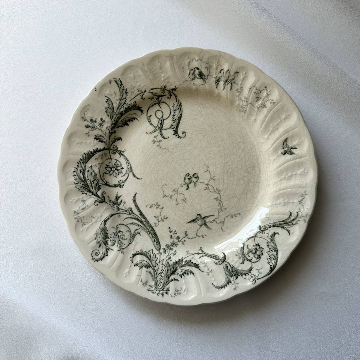 フランス　アンティーク　GIEN ジアン　 / “RINCEAUX” 唐草と小鳥の愛らしいデザートプレート