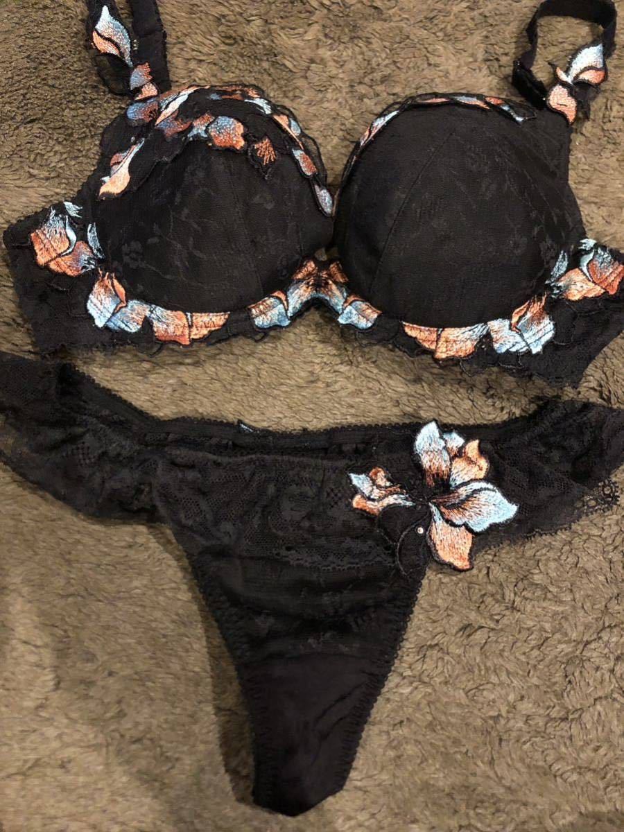 補正下着　希少　ワコールサルート 水中庭園　E70