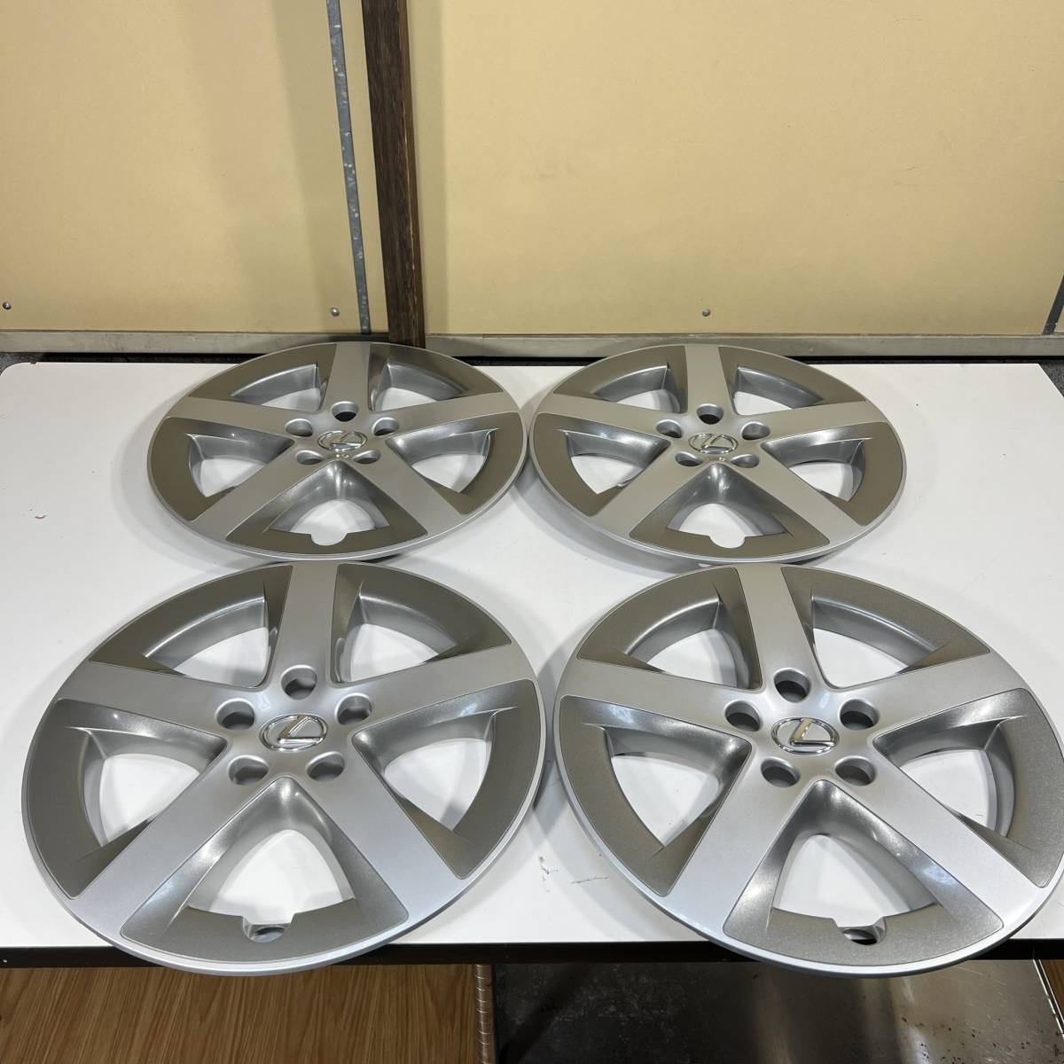 AP26C【神奈川厚木市発・極美品】レクサス　LEXUS　CT200hホイールキャップ　純正　15インチ　4枚セット　ハイブリット　アルミホイール