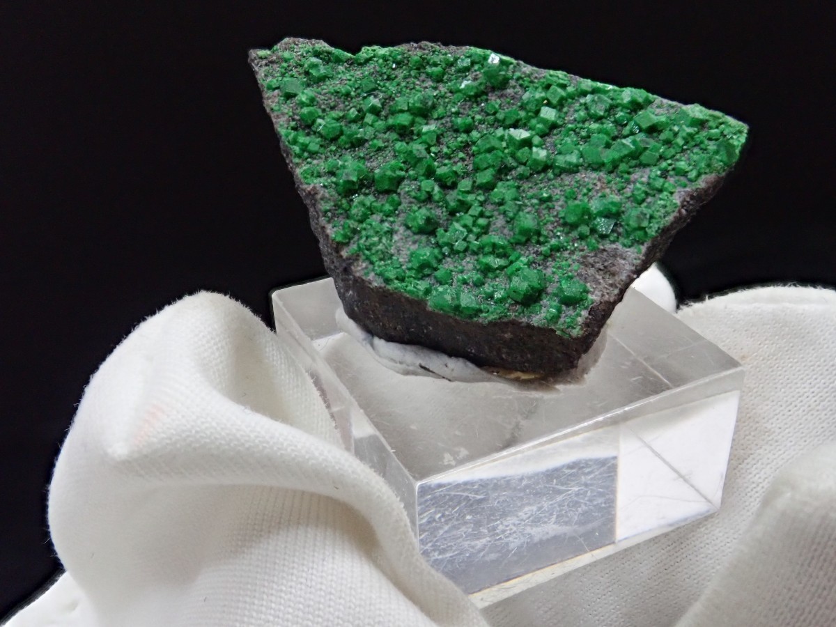 ロシア産 ウバロバイトガーネット 灰クロム柘榴石 原石 標本