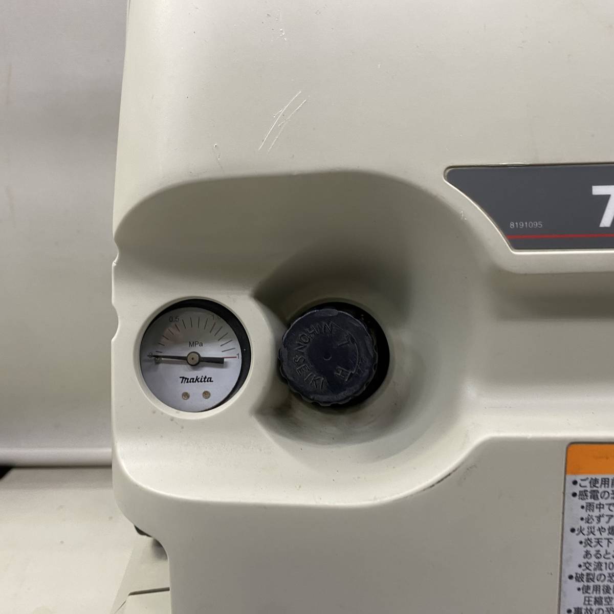 Z-15-4 【ジャンク品】マキタ エアコンプレッサ 一般圧 5L AC700