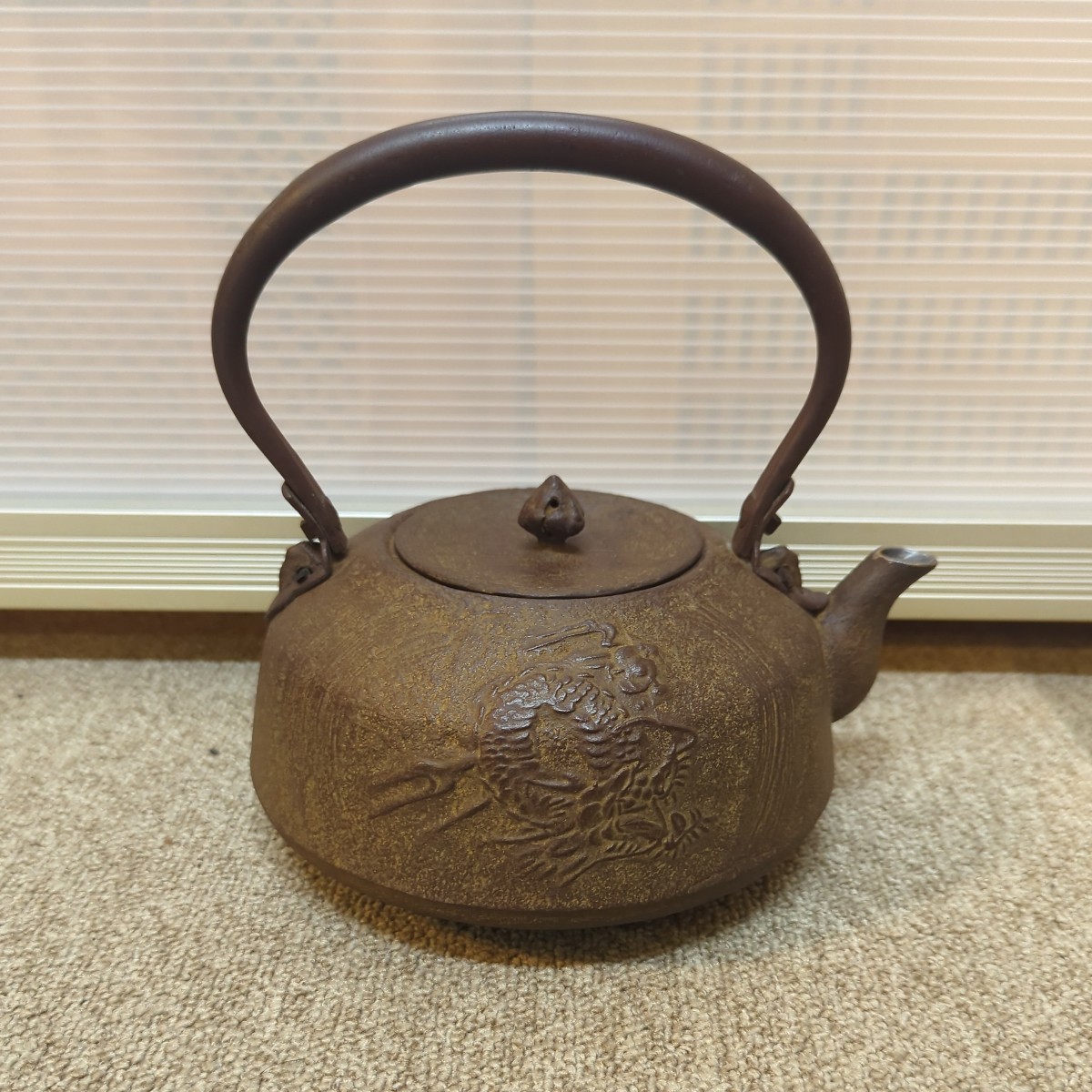鉄瓶　龍彫刻 鉄瓶 南部鉄器 龍紋 作者不明 21×18×18.5 2.09㎏(鉄瓶)｜売買された