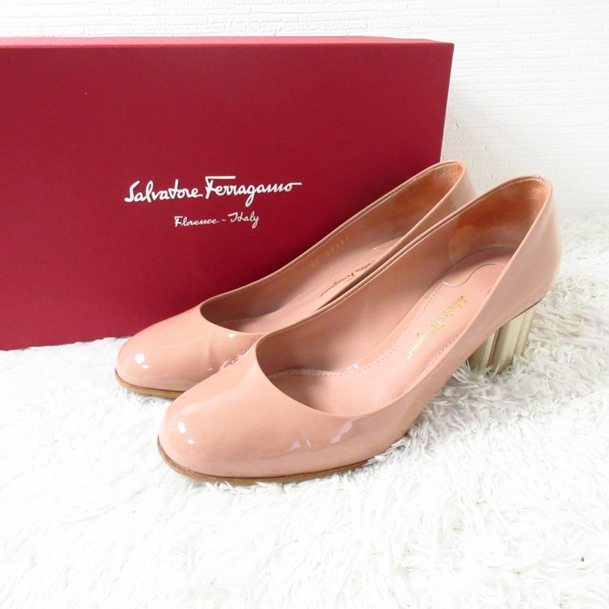 ほぼ美品 Salvatore Ferragamo サルヴァトーレフェラガモ エナメル メタル チャンキーヒール パンプス 7D 約24cm ピンク系 051