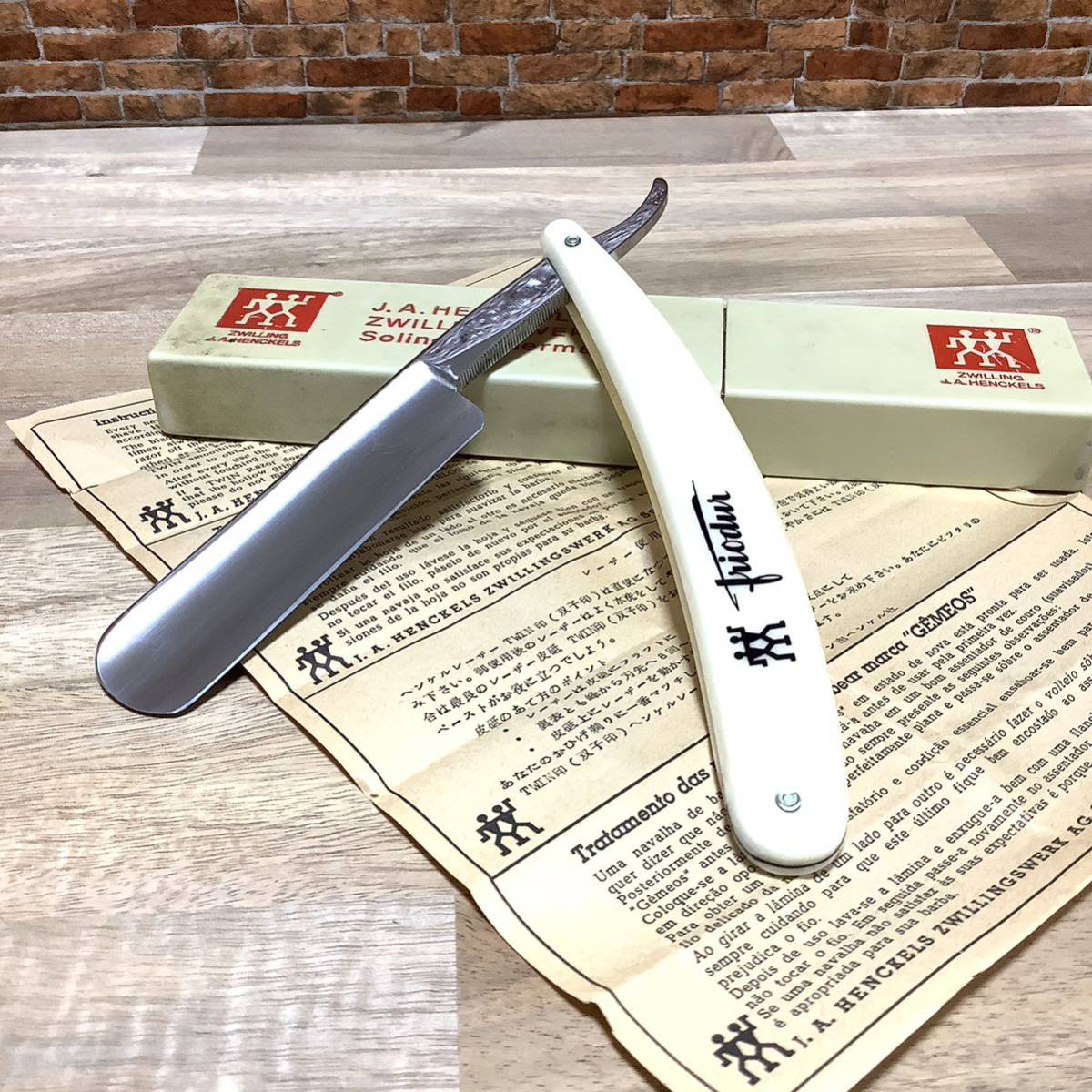 ヘンケル　レザー剃刀 4本セット ケース付 062☆美品 西洋剃刀 HENCKELS SOLINGEN ヘンケルス ゾーリンゲン 床屋
