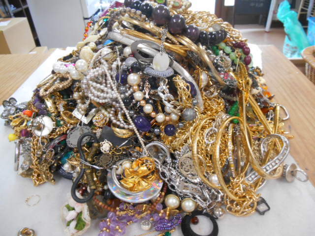 ○ジャンク　アクセサリー　大量　現状品　ネックレス、ピアス、イヤリング、リング、ブローチ、ヘアーアクセサリー　色々　箱込約22㎏