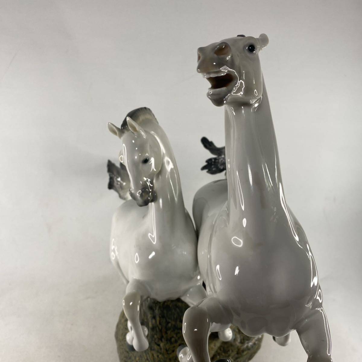 ホワイトとベージュ　猫　リヤドロ　NAO アンティーク　LLADRO 置物　陶器 ホワイトとベージュ 猫 リヤドロ NAO アンティーク LLADRO 置物