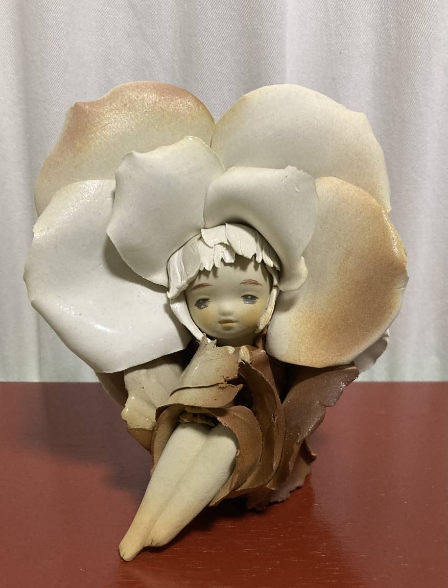 白 花 創作人形作家 竹内祥子 森の妖精 花びら 陶器人形 女の子 癒し 陶器