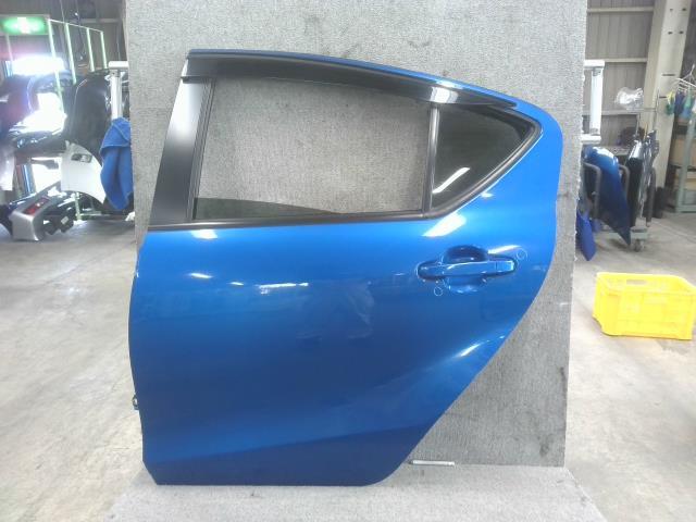 アクア DAA-NHP10 左RドアASSY S 8T7 M31Q8 67004-52470