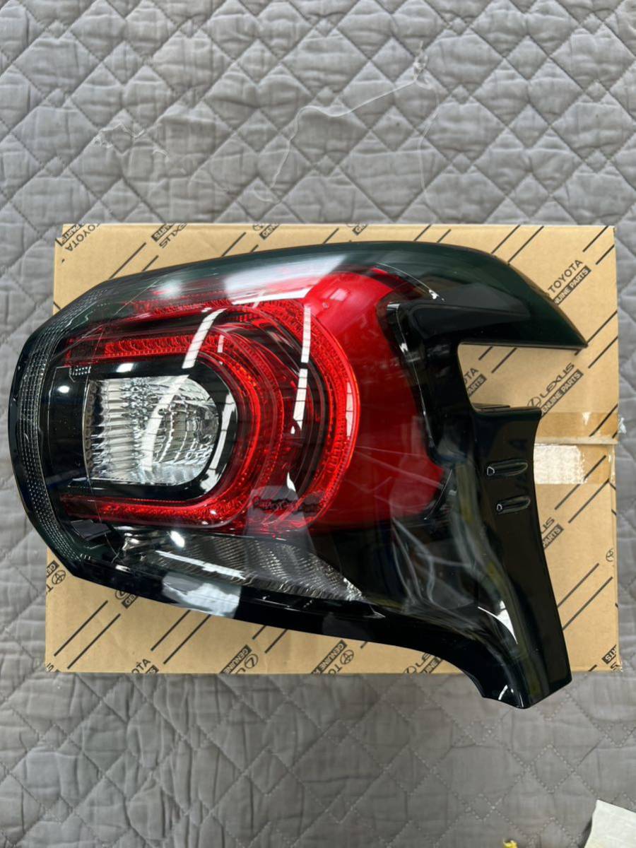 シエンタ 純正テールランプレンズ＆ボデーRH 部品番号 81551-52E40 の