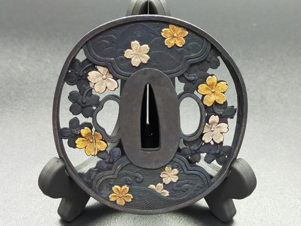 日本刀　鉄　鍔(つば)　鉄地鍔 鉄地 菊花透図鍔｜現代物金具の販売 刀部 かたなべ – 刀部オンライン
