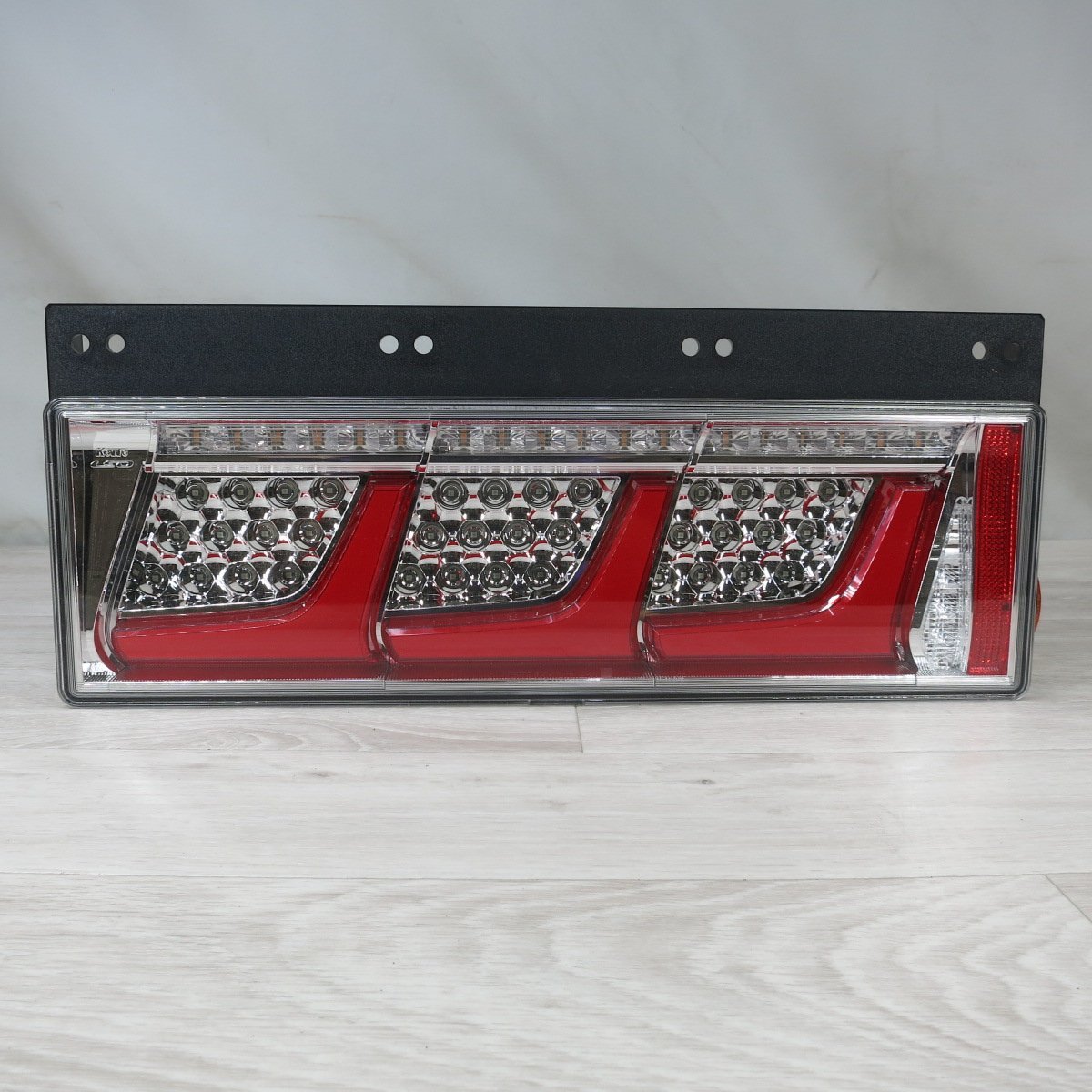 新車外し◇小糸 大型トラック 純正 3連 LEDテールランプ 右側 KOITO