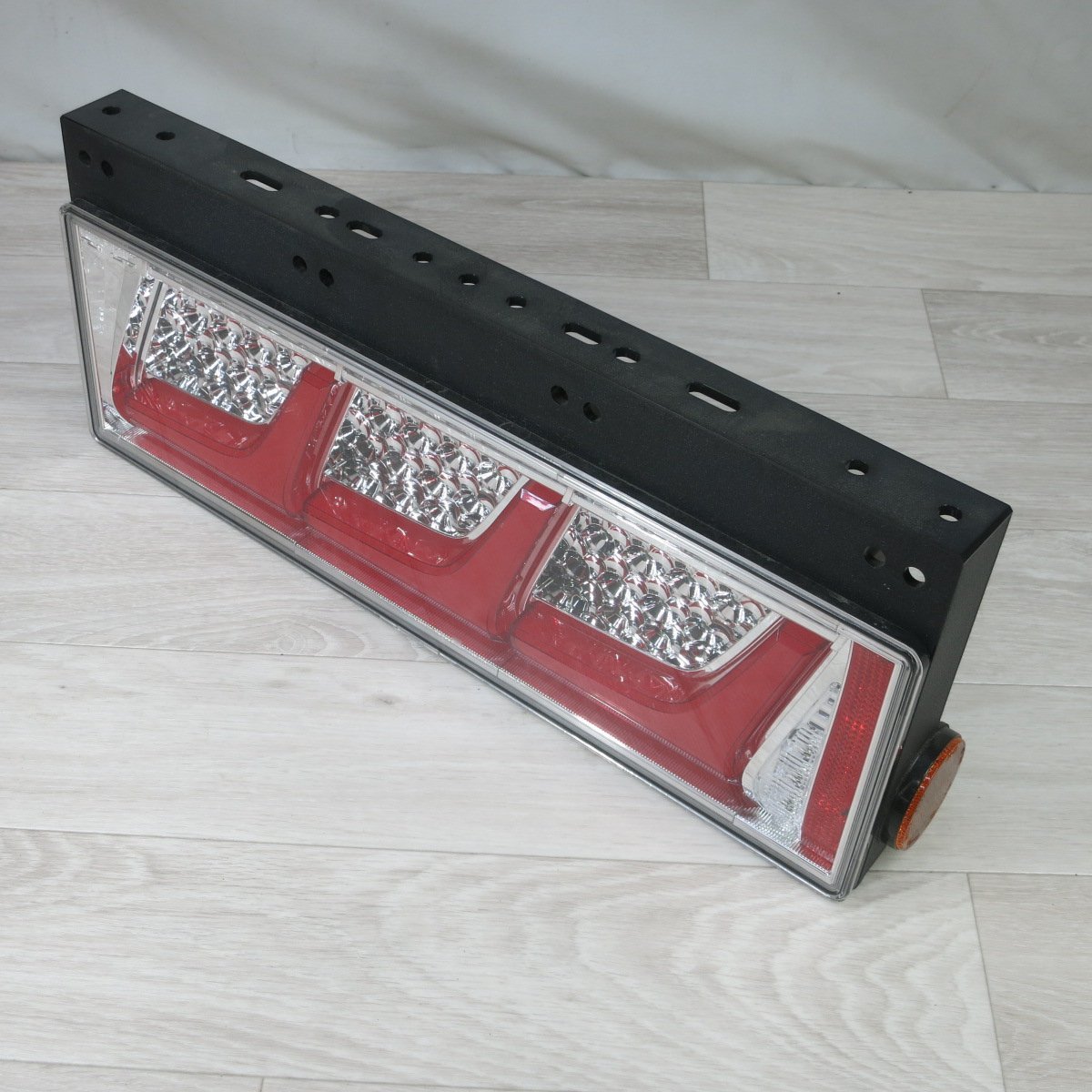 新車外し◇小糸 大型トラック 純正 3連 LEDテールランプ 右側 KOITO